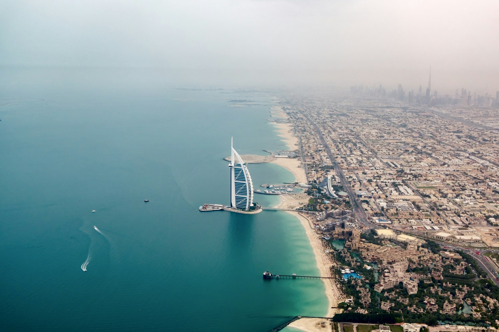 منظر جوي لساحل دبي وأبراجه المطلّة على الشاطئ