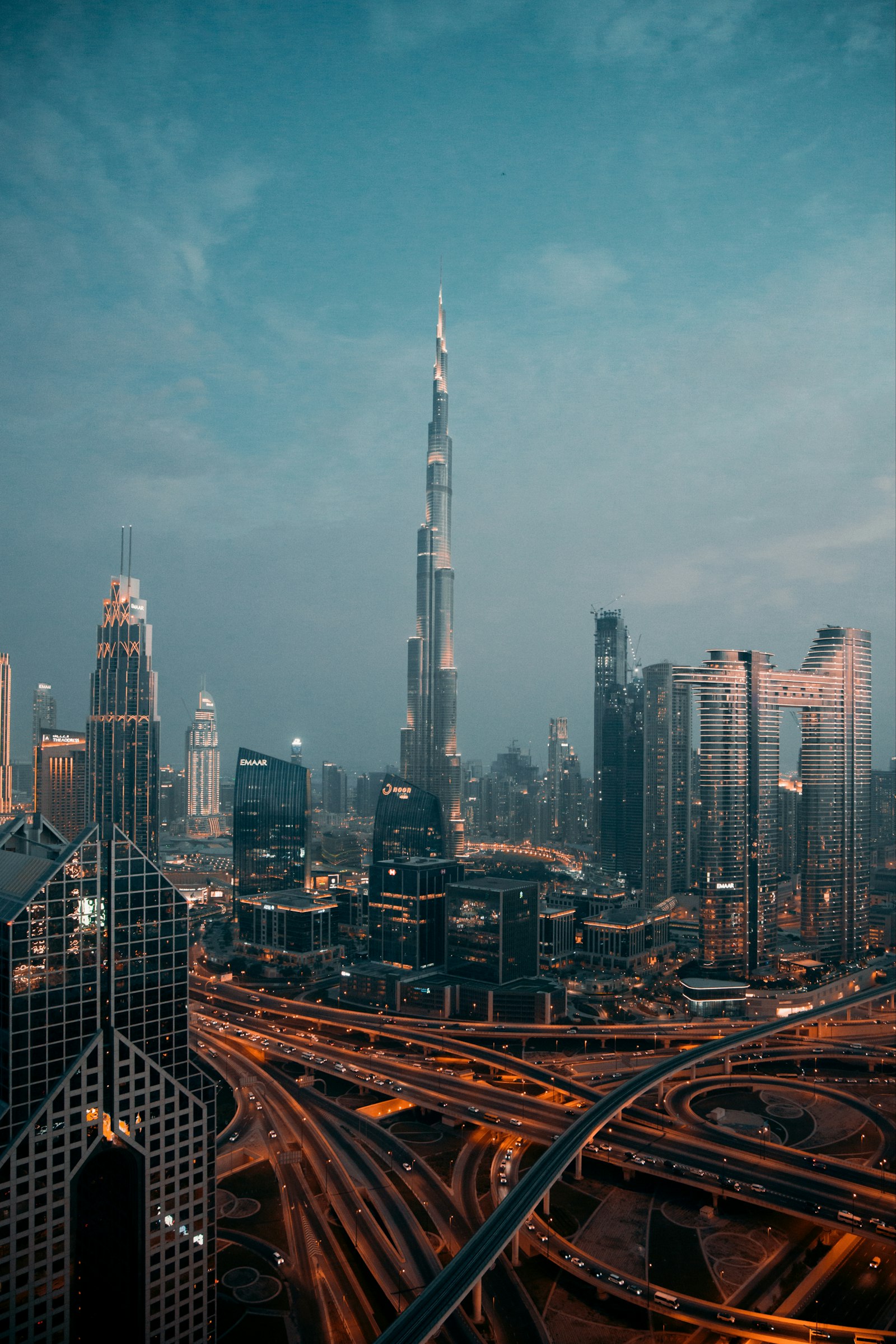 أفق دبي عند الغسق، من جهة الماء